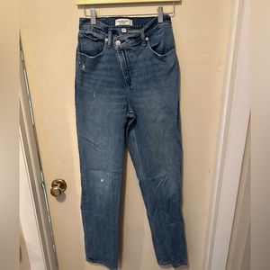 Women’s Abercrombie Jeans (2 Long) (26 Long)
